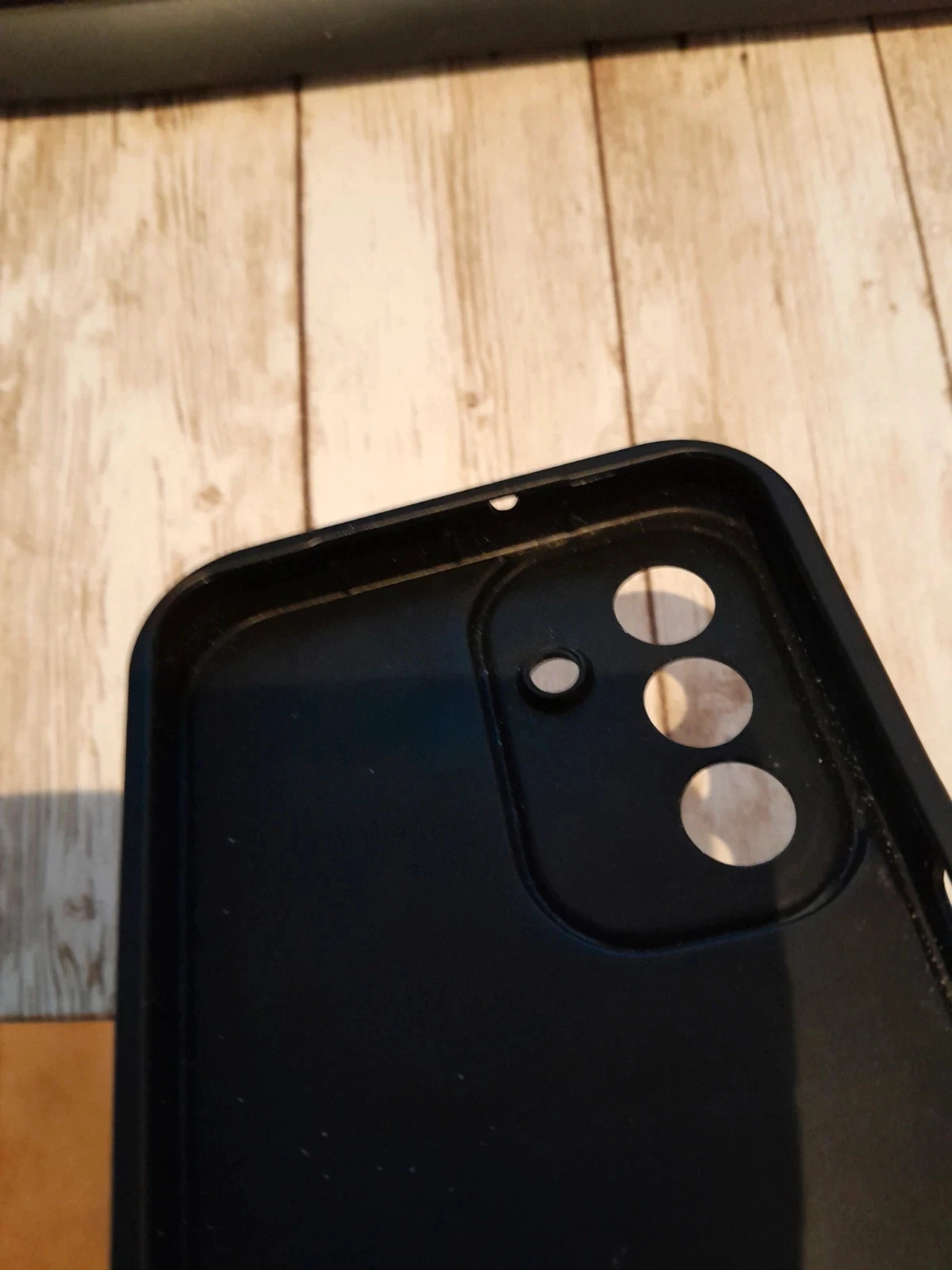 Zwarte telefoonhoes versierd met een herhalend patroon van kleine strikken en witte hartjes. – photo 5